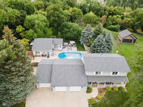 6927 Riverdale Dr, Horace, ND 58047