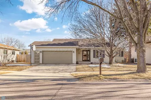1820 Park Blvd S, Fargo, ND 58103