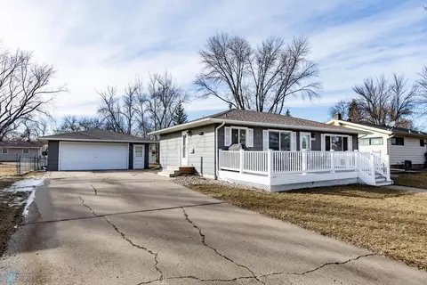 326 Cedar Ln, West Fargo, ND 58078