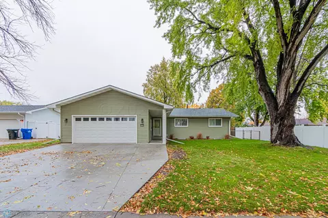 213 Forest Ave N, Fargo, ND 58102