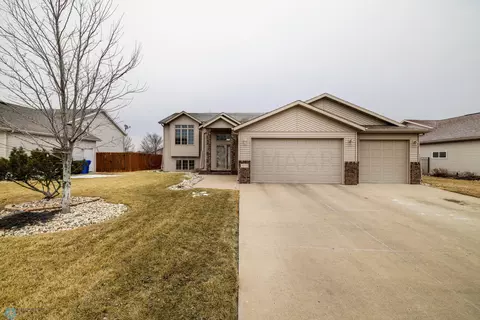 4870 44th St S, Fargo, ND 58104