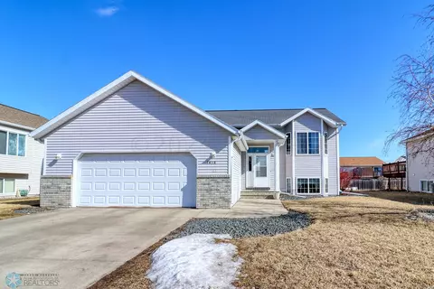 1818 52 St S, Fargo, ND 58103