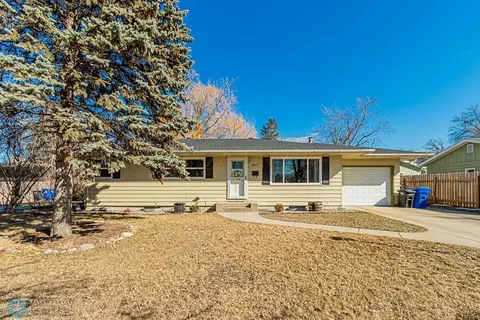 3017 9 St N, Fargo, ND 58102