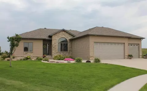501 Willow Bend Cir, Casselton, ND 58012