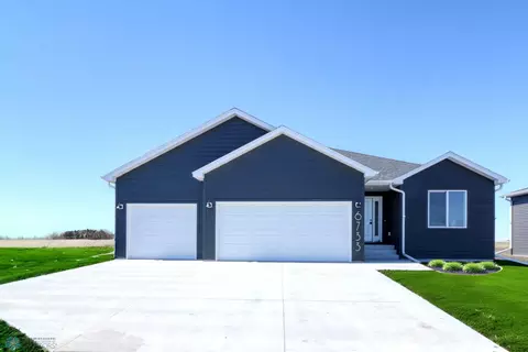 6733 28 St S, Fargo, ND 58104