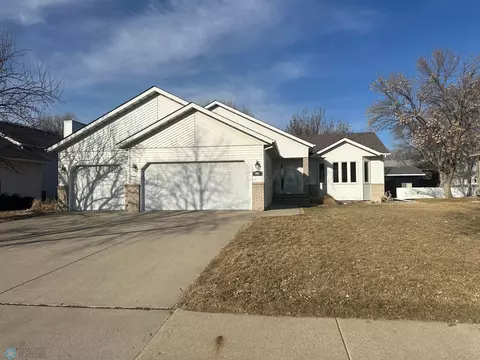 2531 32 St S, Fargo, ND 58103