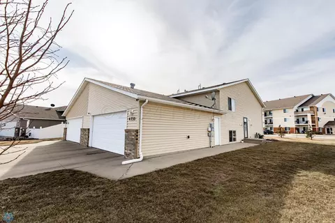 4733 Townsite Pl S, Fargo, ND 58104