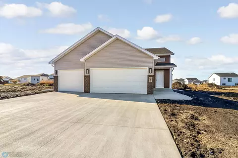 1236 Jill Dr W, West Fargo, ND 58078