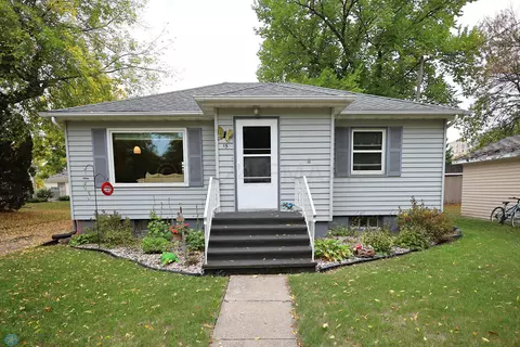 15 2nd St SE, Hillsboro, ND 58045