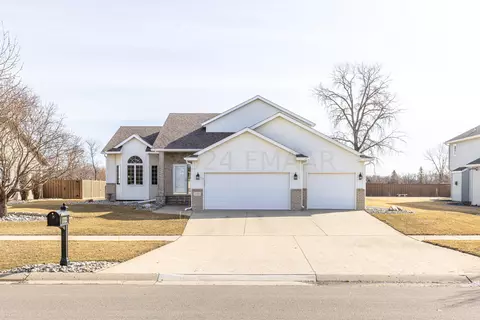 1722 Rose Creek Pkwy S, Fargo, ND 58104