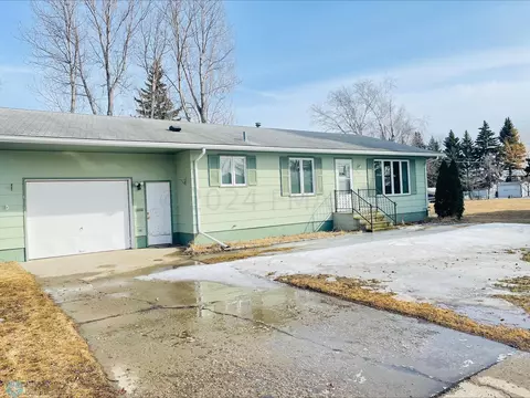 302 9th Ave SE, Devils Lake, ND 58301 photo 2