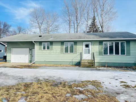 302 9th Ave SE, Devils Lake, ND 58301