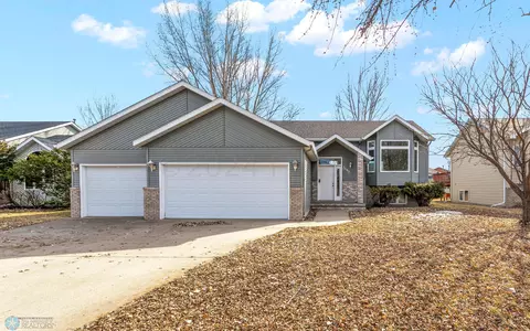1103 Sommerset Dr, West Fargo, ND 58078