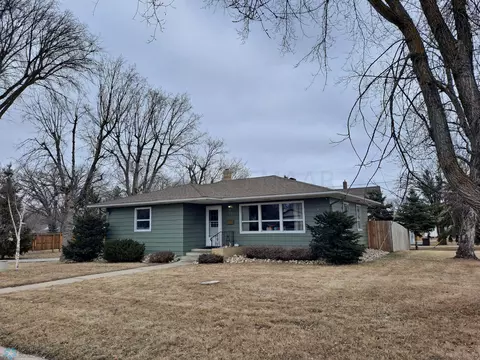 515 Bowling Ave, Detroit Lakes, MN 56501