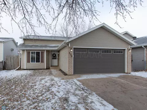 805 48th St S, Fargo, ND 58103