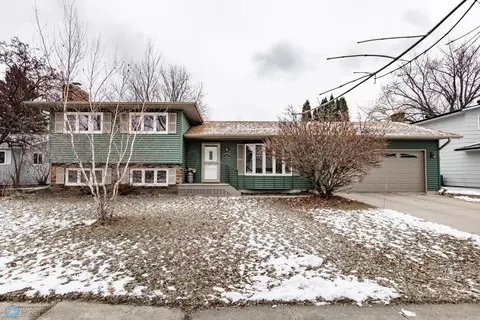 2825 Longfellow Rd N, Fargo, ND 58102