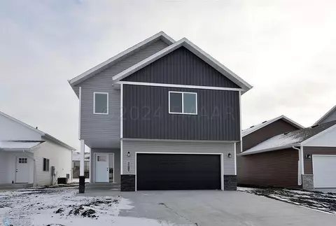 6814 Thomas St, Horace, ND 58047