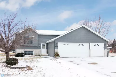 1305 32nd Street Cir S, Moorhead, MN 56560