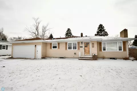918 S Drive Dr S, Fargo, ND 58103