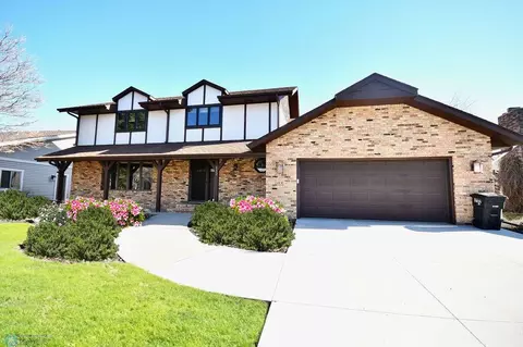 112 Prairiewood Dr S, Fargo, ND 58103