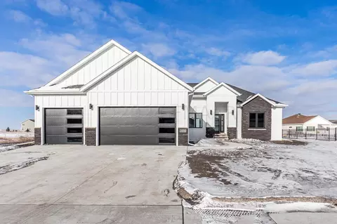 1074 Larkin Ln W, West Fargo, ND 58078