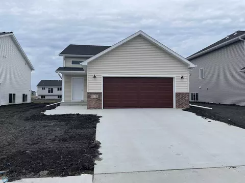 1138 Marlys Dr W, West Fargo, ND 58078