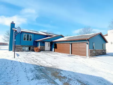 3825 17 St S, Fargo, ND 58104