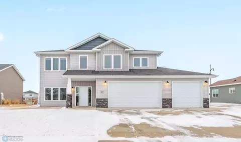 1077 Wildflower Ln W, West Fargo, ND 58078