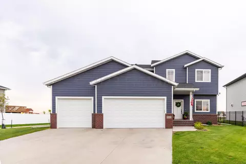 5762 Deb Dr W, West Fargo, ND 58078