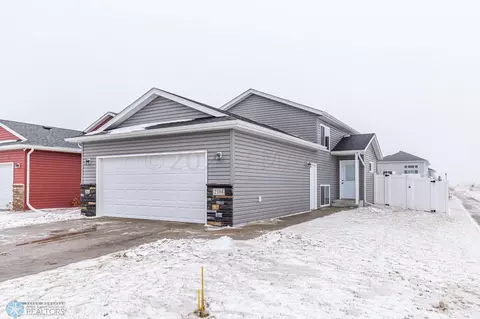 2104 Admiral Dr W, West Fargo, ND 58078