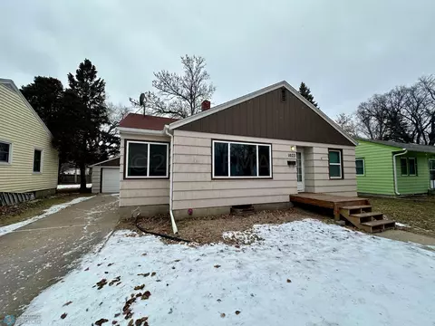 1023 12th St S, Moorhead, MN 56560