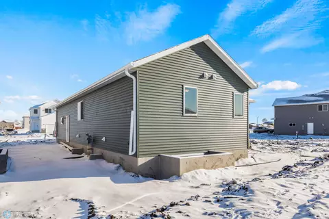 Exterior - 2583 Fulton Loop S, Fargo, ND 58104 photo 6 of 7