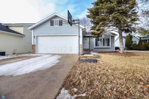 5407 18th St S, Fargo, ND 58104