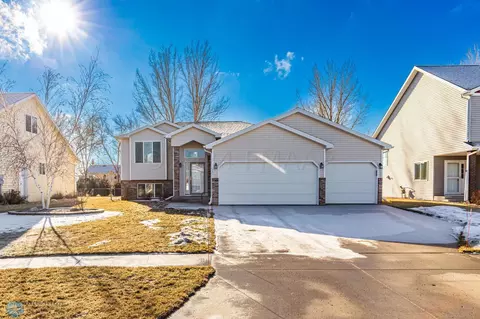 2614 57 Ave S, Fargo, ND 58104