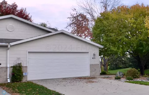 631 Royal Oaks Dr N, Fargo, ND 58102