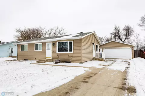 2905 Madison Ave N, Fargo, ND 58102