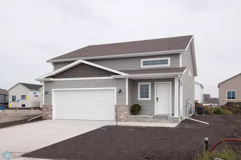 1176 Jill Dr W, West Fargo, ND 58078
