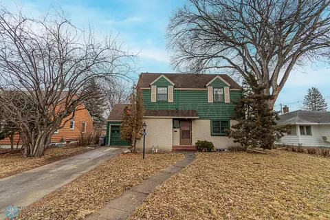 426 14th St S, Moorhead, MN 56560