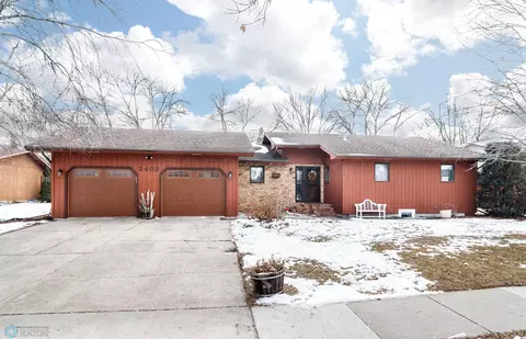 2402 25 12 Ave S, Fargo, ND 58103