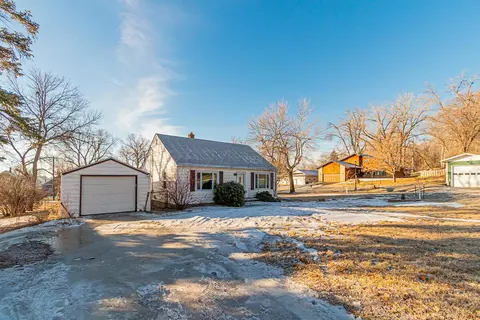 467 8th St NW, Valley City, ND 58072