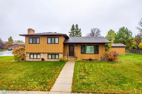 22 Birch Ln S, Fargo, ND 58103