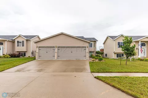 946 38 12 Ave W, West Fargo, ND 58078