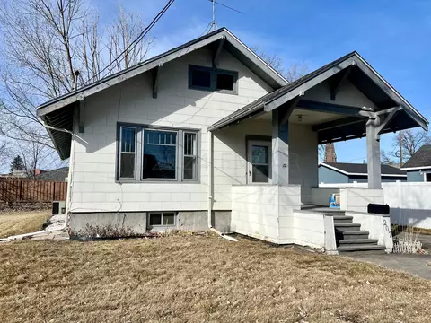 207 9th St S, Moorhead, MN 56560