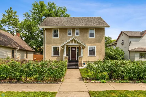 806 9 St S, Fargo, ND 58103