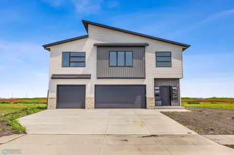 7711 Cub Creek Way, Horace, ND 58047