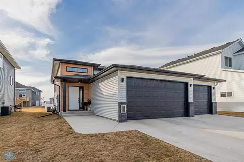 5522 Lori Ln W, West Fargo, ND 58078