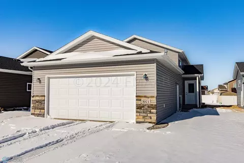 3371 Maple Leaf Loop S, Fargo, ND 58104