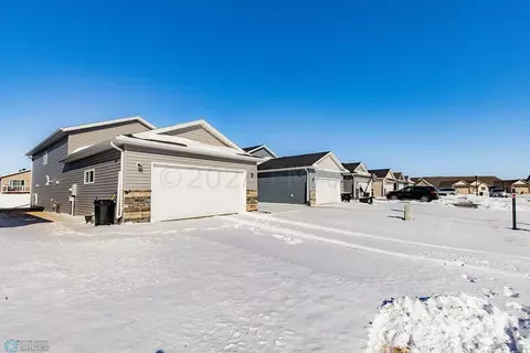 3371 Maple Leaf Loop S, Fargo, ND 58104 photo 3