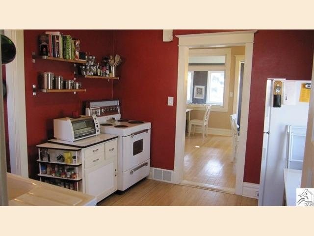 1005 E 10th St, Duluth, MN 55805 photo 2