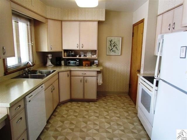 906 Anderson Rd, Duluth, MN 55811 photo 4